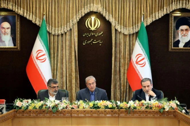 De g. à d.: le porte-parole de l'Organisation pour l'énergie atomique iranienne, Behrouz Kamalvandi, le porte-parole du gouvernement iranien, Ali Rabiei, et le ministre-adjoint des Affaires étrangères, Abbas Araghchi, en conférence de presse à Téhéran, le 7 juillet 2019