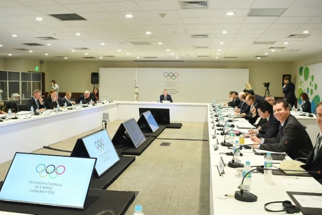 Vue générale de la commission exécutive du CIO avec à sa tête le président du CIO Thomas Bach (c), réunie le 30 juillet  2016 à Rio de Janeiro