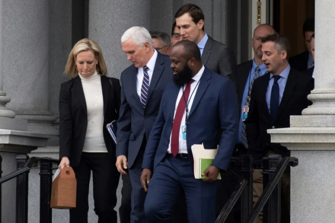 Le vice-président américain Mike Pence (2e G), le secrétaire général de la Maison Blanche Jared Kushner (C) et la ministre américaine de la Sécurité intérieure Kirstjen Nielsen (G) après une rencontre avec des réprésentants du Sénat et de la Chambre des Réprésentants