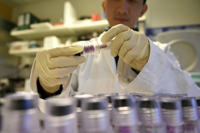 Un technicien avec des prélèvements de sang, le 15 décembre 2015 au laboratoire de l'Agence française de lutte contre le dopage (AFLD), à Châtenay-Malabry (banlieue parisienne)