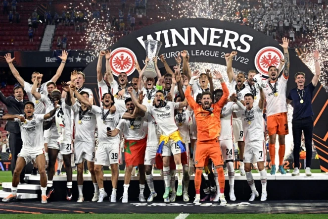 Les joueurs de l'Eintracht Francfort exultent après la victoire aux tirs au but contre les Rangers en finale de la Ligue Europa, le 18 mai 2022 à Séville 