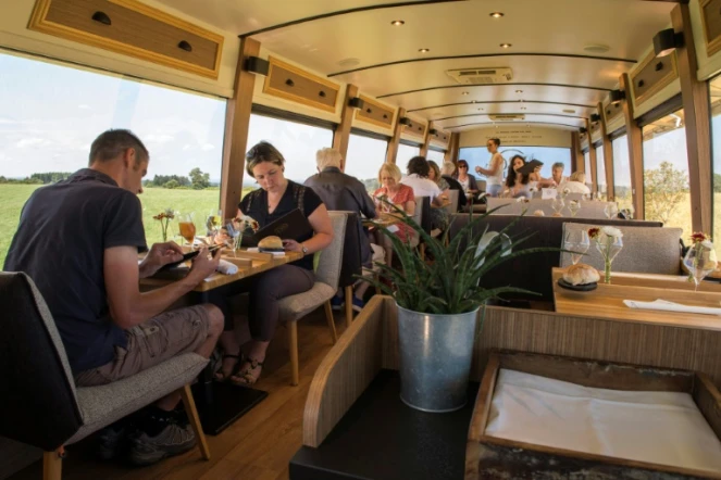Le "bus 26", restaurant itinérant, fait halte à Pulvérières le 12 juillet 2018
