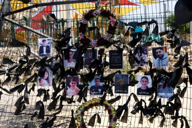 Les portraits des enfants et des jeunes tués dans la chute d'une roquette dans le village druze de Majdal Shams, sur le Golan syrien annexé par Israël, accrochés à la clôture du stade de football où le projectile a atterri, le 29 juillet 2024