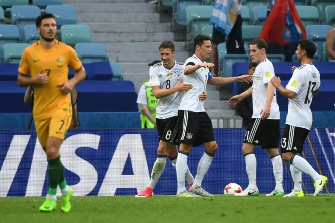 Le capitaine de la Mannschaft Julian Draxler fête son but contre l'Australie avec ses coéquipiers à Sotchi, le 19 juin 2017 
