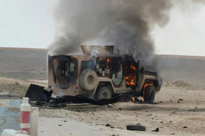 Un véhicule militaire est en feu sur le site d'une attaque kamikaze revendiquée par le groupe jihadiste Etat islamique (EI) contre un convoi des forces américaines et de leurs alliés locaux en Syrie, dans la province de Hassaké (nord-est), le 21 janvier 2019