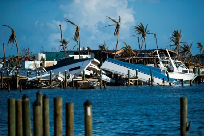 Des bateaux de plaisance détruits lors du passage de l'ouragan Dorian sont affalés sur le quai de la marina de Treasure Cay, dans le nord des Bahamas, le 11 septembre 2019
