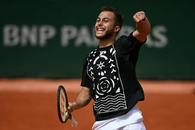 La joie du Français Hugo Gaston, vainqueur de l'Argentin Pablo Cachin, 6-4, 6-2, 6-4, lors du 2e tour du tournoi de Roland-Garros, le 26 mai 2022