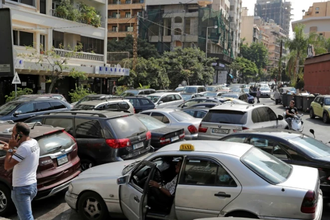 Des automobilistes font la queue devant une station-service dans le quartier de Hamra, le 20 août 2021 à Beyrouth, au Liban