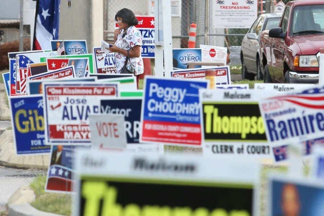 Affiches des différents candidats locaux, présentés dans un bureau de vote à Kissimee, dans le comté d'Osceola (Floride), le 25 octobre 2016