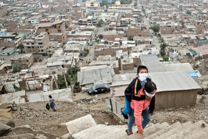 Deux enfants péruviens dans le quartier de Vista Alegre, en périphérie de Lima, le 21 mai 2020