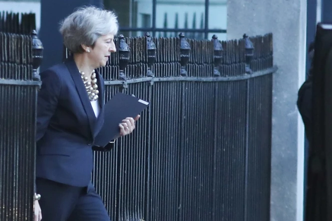 La Première ministre britannique Theresa May sort de son bureau du 10, Downing Street à Londres le 22 octobre 2018