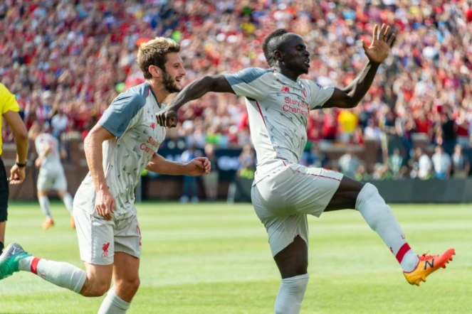Sadio Mané, félicité par Adam Lallana, a bien lancé Liverpool vers son large succès contre Manchester United au Michigan Stadium, le 28 juillet 2018