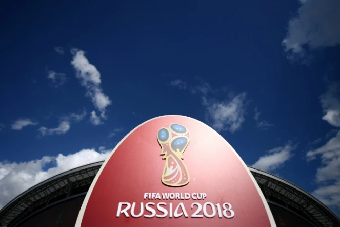 Le logo du Mondial-2018, devant le stade de Kazan en Russie, le 17 juin 2017