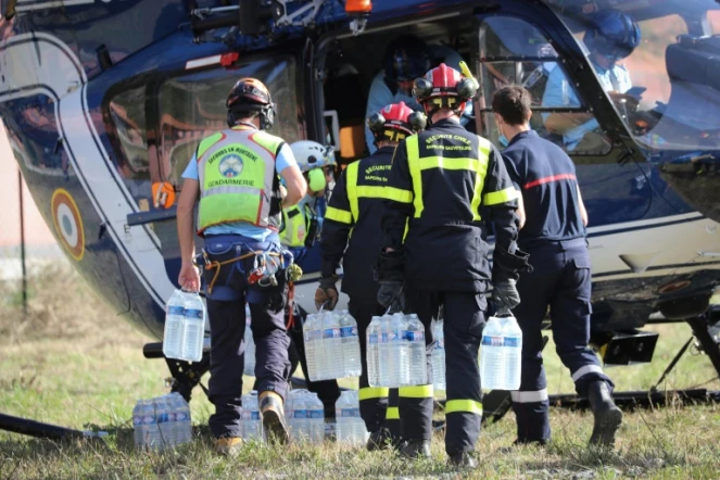 Des packs d'eau sont transportés vers un hélicoptère le 5 octobre 2020 à Breil-sur-Roya (Alpes-Maritimes) 