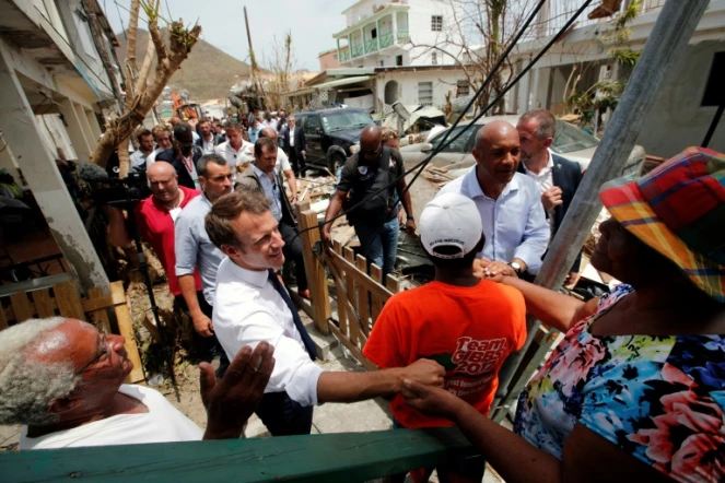 Le président français Emmanuel Macron rencontre des habitants de l'île Saint-Martin, dans les Caraïbes, le 12 septembre 2017 