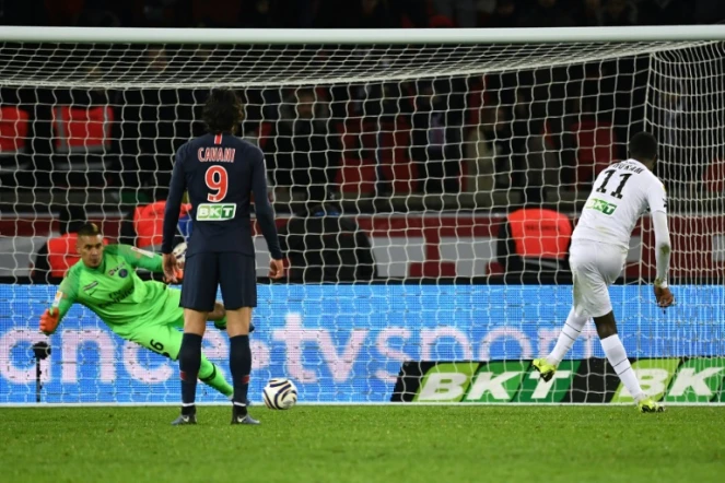 L'attaquant de l'EA Guingamp Marcus Thuram marque un pénalty face au Paris Saint-Germain en quarts de finale de Coupe de la Ligue au Parc des Princes à Paris le 9 janvier 2018