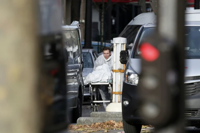 Un corps emmené sur une civière devant le Bataclan le 14 novembre 2015 après les attaques terroristes commises à Paris