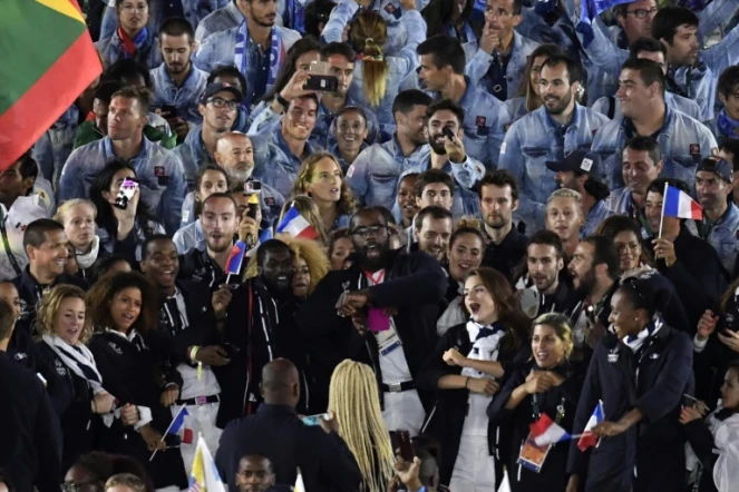 Teddy Riner (C) avec la délégation française, pendant la cérémonie de clôture des Jeux Olympiques, le 21 août 2016, au stade Maracana de de Rio de Janeiro