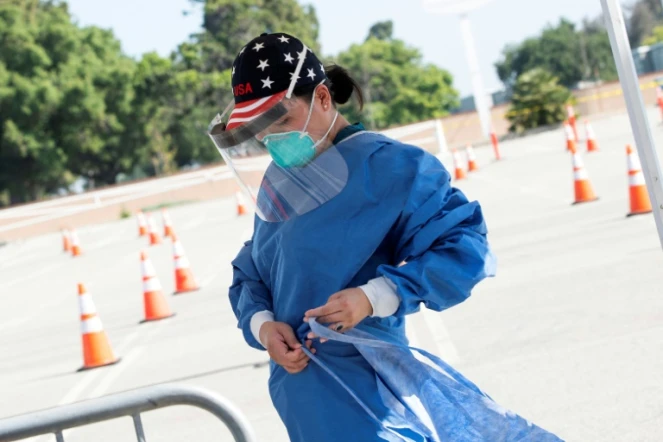 Une infirmière sur un site de dépistage du nouveau coronavirus à Inglewood en Californie le 27 avril 2020