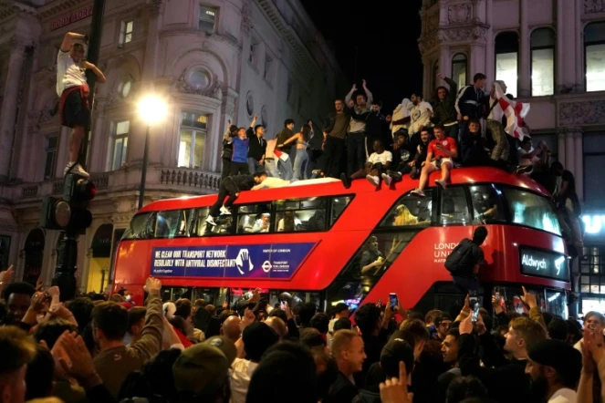 Des supporters anglais célèbrent l'accession en finale de l'Euro-2020 de leur équipe, à Londres le 7 juillet 2021