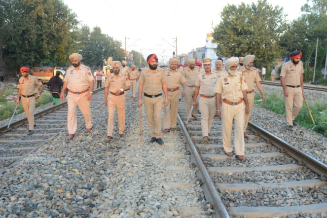 Des policiers enquêtent, le 20 octobre 2018, sur les circonstances de l'accident après qu'un train a percuté une foule présente sur les rails, près d'Amritsar, en Inde 
