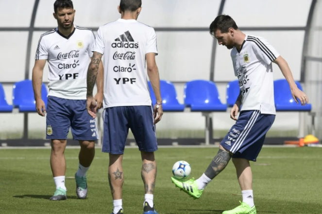 L'attaquant vedette de l'Argentine Lionel Messi (d) contrôle le ballon lors d'une séance d'entraînement à Bronnitsy, le 25 juin 2018 