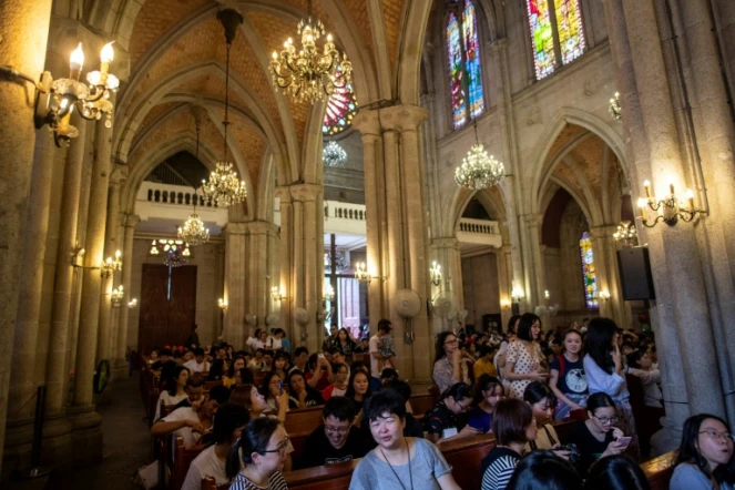 Des touristes chinois dans une cathédrale de Guangzhou le 22 septembre 2018