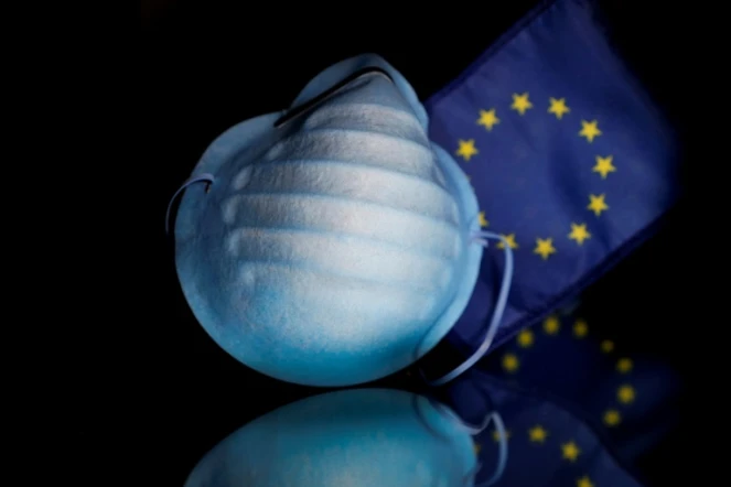 Un masque de protection contre le coronavirus devant un drapeau de l'Union européenne, le 27 février 2020 à Bruxelles