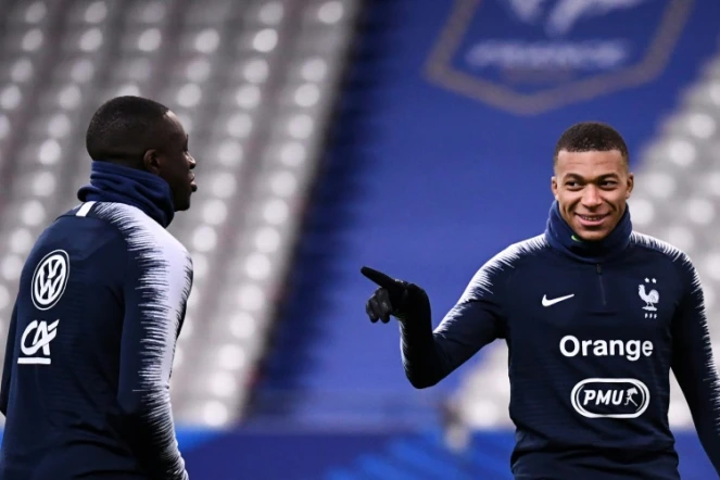 L'attaquant Kylian Mbappé (d) et le latéral Benjamin Mendy à l'entraînement au Stade de France de Saint-Denis, le 13 novembre 2019