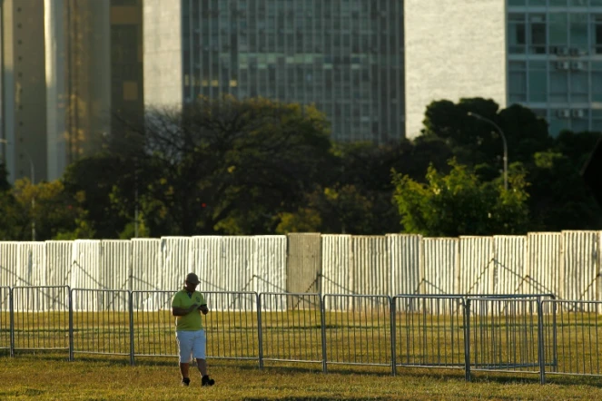L'imposante barrière érigée à Brasilia pour séparer les pro et anti-destitution de la présidente Dilma Rousseff le 17 avril 2016