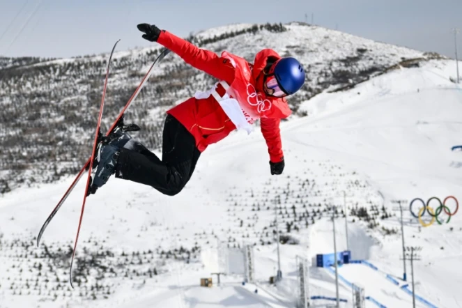 La skieuse chinoise Eileen Gu, lors des qualifications pour la finale du half-pipe aux Jeux de Pékin, le 17 février 2022 à Zhangjiakou