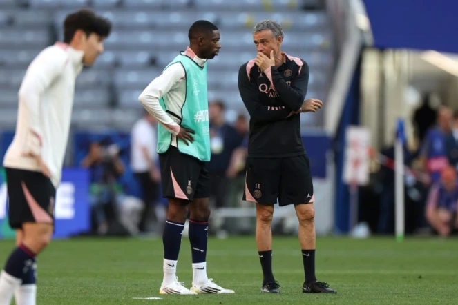L'entraîneur espagnol du PSG, Luis Enrique (d), s'entretient avec l'attaquant français, Ousmane Dembele (c), lors d'une séance d'entraînement à la veille de la finale de la Ligue des champions entre l'Inter Milan et le PSG à Munich, le 30 mai 2025