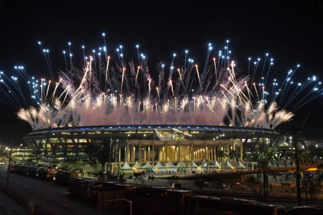 Des feux d'artifice au-dessus du stade  Maracana lors de la cérémonie d'ouverture des jeux Olympiques de Rio de Janeiro le 5 août 2016