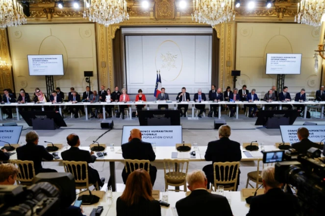 Le président français Emmanuel Macron (c) à l'ouverture de la "conférence humanitaire" sur Gaza à l'Elysée, le 9 novembre 2023 à Paris