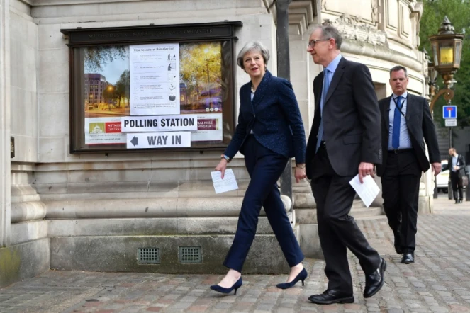 Le Première ministre britannique Theresa May et son mari Philip arrivent dans un bureau de vote du centre de Londres le 3 mai 2018.