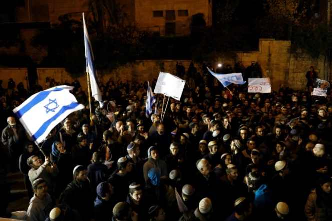 Des Israéliens, la plupart venant de colonies en Cisjordanie occupée, manifestent devant la résidence du Premier ministre Benjamin Netanyahu à Jérusalem le 13 décembre 2018, après les attaques palestiniennes