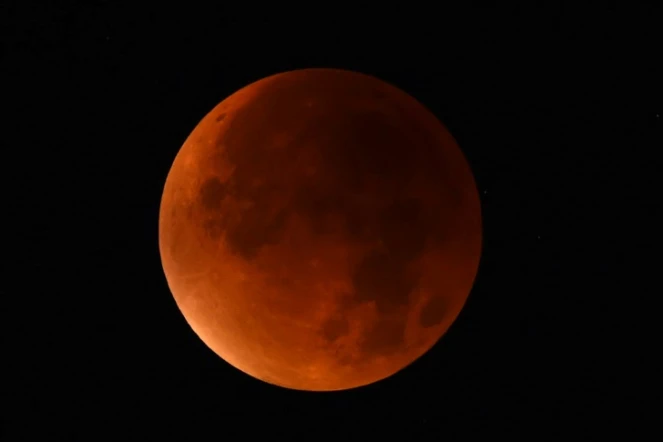 La lune rouge photographiée depuis Essen, dans l'ouest de l'Allemagne, le 28 septembre 2015