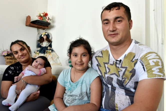 Vasile (D) et sa famille dans leur maison à Aurillac le 2 mai 2018