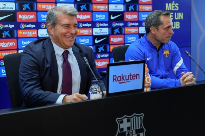 Le président du FC Barcelone Joan Laporta (g) et l'entraîneur par intérim Sergi Barjuan, lors d'une conférence de presse, le 29 octobre 2021 au Camp Nou, deux jours après le limogeage du Néerlandais Ronald Koeman