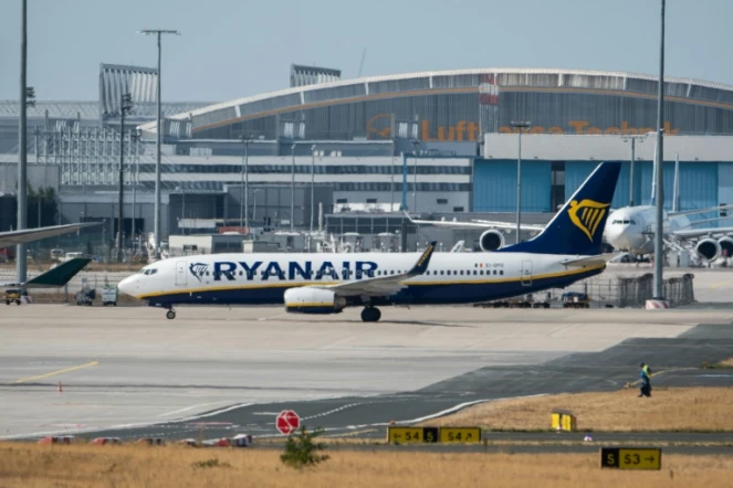 Un avion de la compagnie aérienne irlandaise  Ryanair sur le tarmac à l'aéroport de Francfort (Allemagne), le 11 septembre 2018
