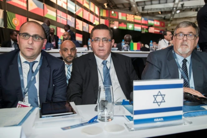 Le vice-président de la Fédération israélienne de footballRotem Kamer (g) et le président Ofer Eini (c), le 11 mai 2017 au Congrès de la Fifa à Manama (Bahreïn)

