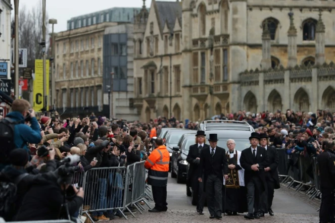 Procession accmpagnant le cercueil de l'astrophysicien Stephen Hawking dans les rues de Cambridge le 31 mars 2018