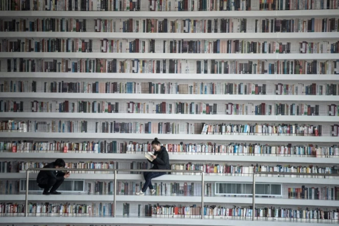 Dotée d'une architecture futuriste, cette bibliothèque chinoise inaugurée le mois dernier a fait sensation sur l'internet mondial. Seul problème: on trouve bien peu de livres dans ses rayonnages.