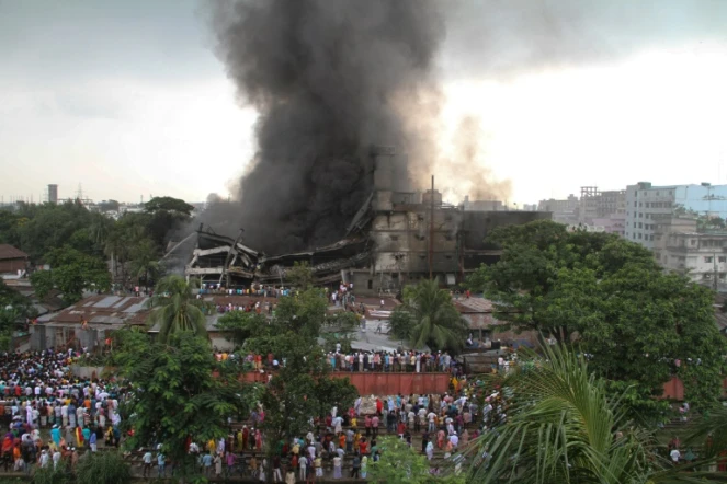 Une épaisse fumée noire s'élève au-dessus d'une usine d'emballage plastique après l'explosion d'une chaudière, le 10 septembre 2016 à Tongi, au nord de Dacca, au Bangladesh