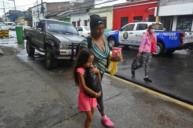 La Cubaine Diana Guzman et sa petite-fille Brianna, dans une rue de Comayaguela, le 15 juin 2022 au Honduras