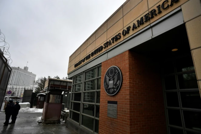 Des policiers russes devant l'ambassade américaine à Moscou le 30 décembre 2016