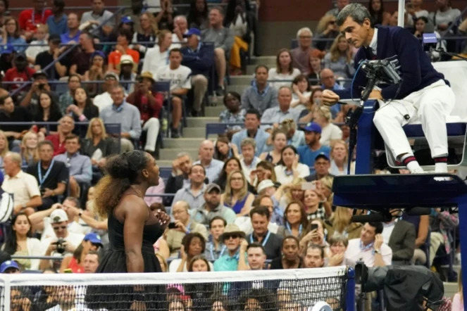 Serena Williams s'emporte contre l'arbitre Carlos Ramos lors de la finale dames de l'US Open, samedi à New York.