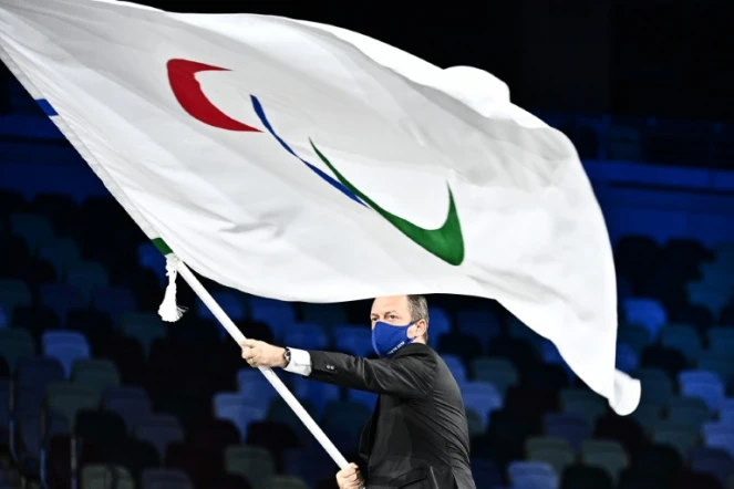 Andrew Parsons, président du Comité international paralympique (CIP), tient le drapeau paralympique, le 5 septembre 2021 à Tokyo