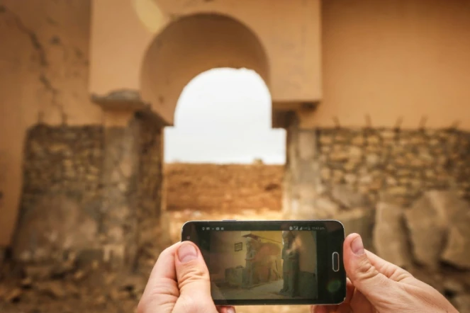 Un smartphone montre la photo d'un des vestiges de la cité antique de Nimrod aujourd'hui détruit après deux ans de contrôle de la cité par l'EI