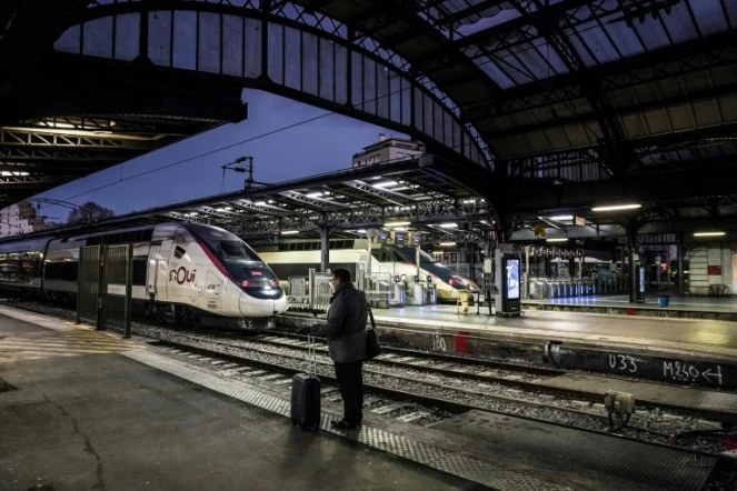 Un voyageur Gare de l'Est à Paris, le 13 décembre 2019